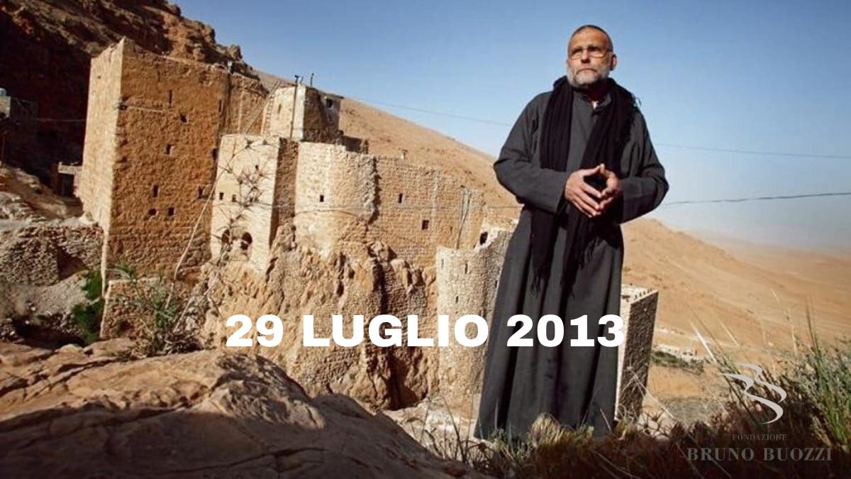 29 luglio 2013  29 luglio 2025 Se potete, ricordatemi nelle vostre preghiere - Padre DallOglio lasciando Mar Musa Dodici anni senza Padre Paolo DallOglio Dodici anni di silenzio. Dodici anni senza risposte. Dodici anni in cui la figura di Padre Paolo, il suo coraggio, il suo pensiero, la sua testimonianza continuano a parlare con forza. Oggi, come ogni anno, il nostro pensiero va a Padre Paolo DallOglio, gesuita romano, fondatore del monastero di Deir Mar Musa, instancabile costruttore di dialogo tra fedi, cappellano della rivoluzione e profeta di una Siria libera, plurale, federale. Lultima volta fu visto a Raqqa, in una manifestazione di giovani siriani che credevano in un futuro di libert. Era tornato in Siria  nonostante lespulsione  per tentare una mediazione difficile. Entr nella sede dellISIS. Da allora, di lui si sono perse le tracce. Oggi, nella Siria che tenta un cammino di riforma e riconciliazione, la sua voce risuona pi attuale che mai:  🔹 Lavorate su una Costituzione condivisa e pluralista. Un Paese federale. Troviamo i motivi che ci uniscono. Nella valle di Nebek, sotto gli alberi secolari del monastero di Deir Mar Musa, nasce oggi il Giardino dei fichi: un luogo di memoria e di pace, dove ogni tronco racconta una storia di scomparsa, di dolore, ma anche di speranza. 🕊 Padre Paolo non  solo un ricordo.  presenza viva nel cammino di dialogo, di fraternit, di ricostruzione.